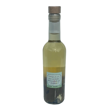 White wine vinegar with basil extract